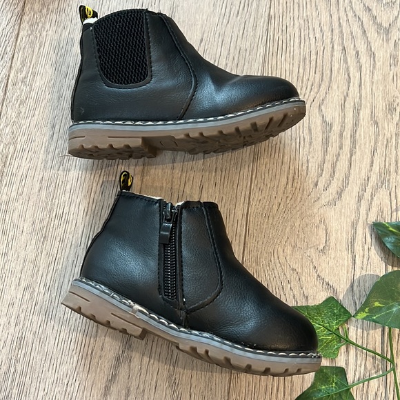 Fleece lined black booties for toddler - Picture 4 of 5